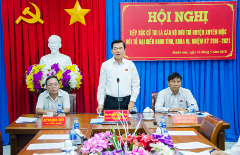 Đồng chí Nguyễn Hồng Lĩnh, Ủy viên Trung ương Đảng, Bí thư Tỉnh ủy, Chủ tịch HĐND tỉnh phát biểu tại buổi tiếp xúc cử tri là cán bộ hưu trí huyện Xuyên Mộc. 