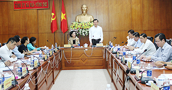 Đồng chí Nguyễn Hồng Lĩnh, Ủy viên Trung ương Đảng, Bí thư Tỉnh ủy, Chủ tịch HĐND tỉnh phát biểu tại buổi làm việc.