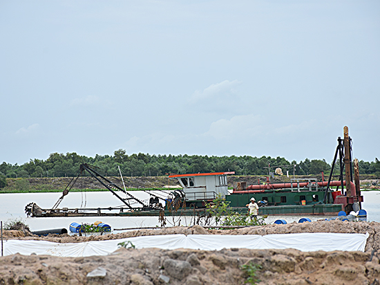 Công ty CP Đại Nguyên thi công nạo vét dự án hồ Bút Thiền (huyện Long Điền). Ảnh: TRẦN MINH