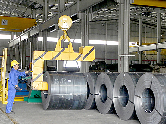 Phú Mỹ sẽ trở thành trung tâm kinh tế, cảng biển thu hút đầu tư của tỉnh trong tương lai. Trong ảnh: Sản xuất thép tấm lá tại Công ty TNHH Cơ khí thép SMC (KCN Phú Mỹ 1, TX.Phú Mỹ). Ảnh: QUANG VŨ