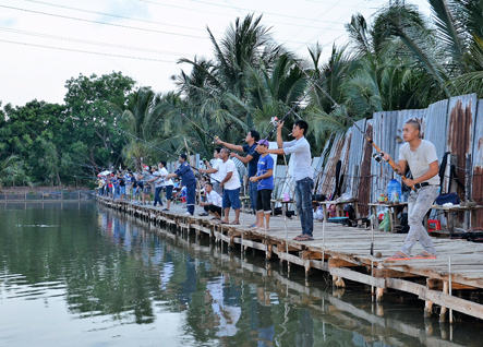 Hàng chục người tham gia cuộc thi câu cá tra tại hồ câu Hải Vân.