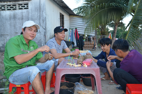 Trước giờ thi đấu khoảng 30 phút, người dự giải tập trung làm mồi câu. 