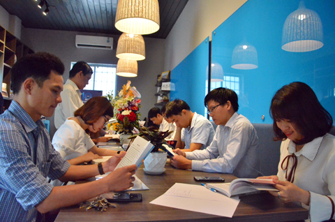 Cán bộ , công chức Phòng Quản lý đô thị TP. Vũng Tàu đọc sách, nghiên cứu tài liệu vào các buổi sáng trong tuần.