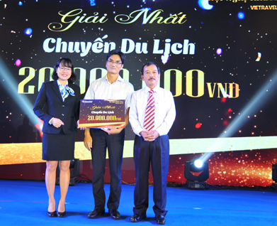 Bà Huỳnh Phan Phương Hoàng, Phó Tổng Giám đốc Vietravel và ông Võ Thanh Mỹ, Giám đốc Vietravel Chi nhánh Vũng Tàu trao phiếu trúng thưởng là chuyến du lịch trị giá 20 triệu đồng cho khách hàng may mắn.