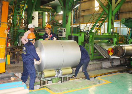 Sản xuất tôn tại Công ty cổ phần TM - SX Tân Phước Khanh.