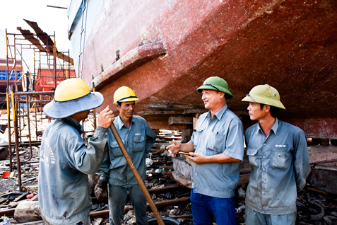 Đảng viên Trần Thế Lực (thứ 2 từ phải qua), Đội trưởng Đội kéo tàu của Xí nghiệp  cơ khí tàu thuyền, trao đổi chuyên môn với các công nhân. 