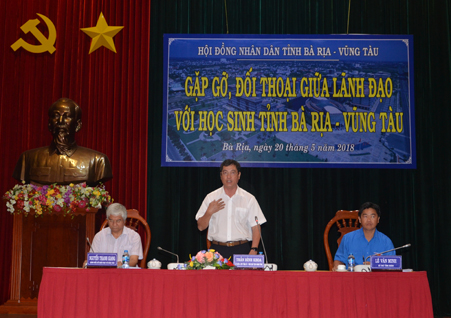 Các đồng chí: Trần Đình Khoa, Ủy viên Ban Thường vụ Tỉnh ủy, Phó Chủ tịch HĐND tỉnh; Lê Văn Minh, Bí thư Tỉnh Đoàn, Chủ tịch Hội LHTN Việt Nam tỉnh; Nguyễn Thanh Giang, Giám đốc Sở GD-ĐT chủ trì buổi gặp gỡ, đối thoại.