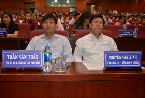 Các đồng chí: Nguyễn Văn Xinh, Ủy viên Ban Thường vụ Tỉnh ủy, Trưởng Ban Tuyên giáo Tỉnh ủy; Trần Văn Tuấn, Tỉnh ủy viên, Phó Chủ tịch HĐND tỉnh tham dự buổi gặp gỡ, đối thoại.