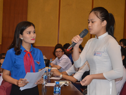 Em Nguyễn Cẩm Thy (lớp 10 chuyên Văn, Trường THPT chuyên Lê Quý Đôn, TP.Vũng Tàu) đề xuất về giải pháp phòng chống kỳ thị HS đồng tính trong trường học.