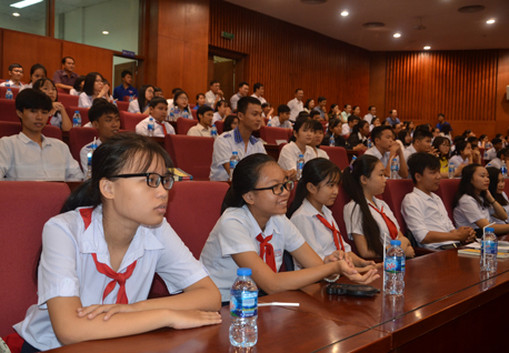 HS tham gia buổi gặp gỡ, đối thoại với lãnh đạo tỉnh.