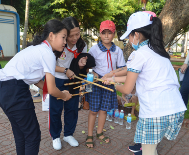 Thí sinh dự thi nội dung “Phụ trách Sao giỏi”.