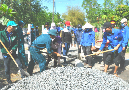 ĐVTN huyện Đất Đỏ nâng cấp đường giao thông nông thôn tại tổ 9, ấp Phước Trung (xã Phước Long Thọ, huyện Đất Đỏ).