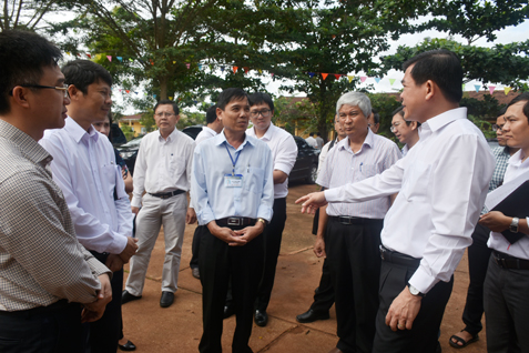 Đồng chí Nguyễn Hồng Lĩnh, Ủy viên Trung ương Đảng, Bí thư Tỉnh ủy chỉ đạo công tác xây dựng trường học xanh sạch đẹp, giữ gìn vệ sinh trường lớp tại trường Tiểu học Trần Đại Nghĩa (huyện Xuyên Mộc) trong đợt khảo sát các trường học vào tháng 11-2017.