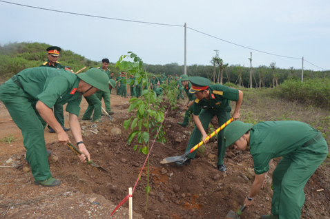 Cán bộ, chiến sĩ lực lượng vũ trang tỉnh trồng cây tại thôn Hiệp Cường, xã Cù Bị, huyện Châu Đức.