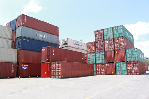 Các container hàng tồn đọng tại Cảng quốc tế Cái Mép.