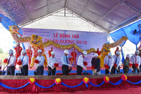 Các đại biểu thực hiệu nghi thức động thổ dự án đường 991B.