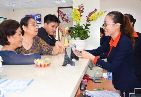 Khách hàng giao dịch tại Sacombank Nguyễn An Ninh. 