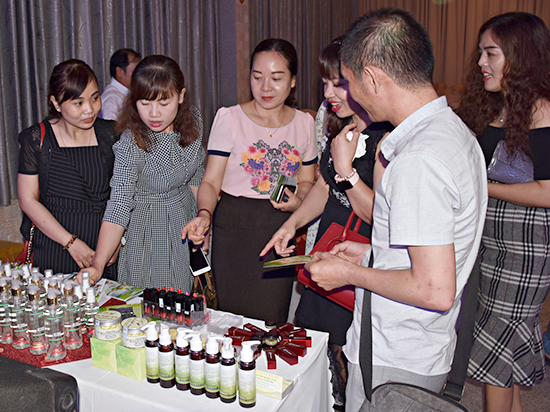 Sản phẩm dầu dừa Bến Tre được trưng bày, giới thiệu tại khách sạn New Wave trong khuôn khổ chương trình.