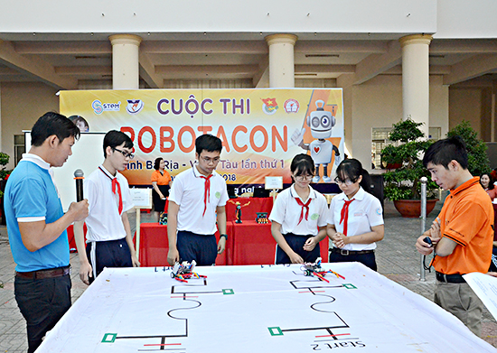 Các thí sinh tham gia thi đấu tại bảng lập trình cho Robot chạy bám đường line và Robot sử dụng cảm biến tại cuộc thi Tài năng Robotacon tỉnh BR-VT lần thứ I năm 2018.