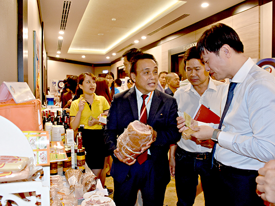 Công ty TNHH Phương Khoa giới thiệu thực phẩm xông khói kiểu Nga bên lề buổi tọa đàm.