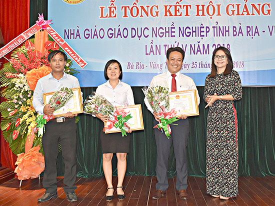Đồng chí Lê Thị Trang Đài, Giám đốc Sở LĐTBXH trao Bằng khen của UBND tỉnh cho các cá nhân đạt giải Nhất.