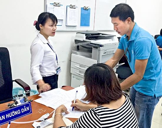 Cán bộ bộ phận một cửa cấp tỉnh tư vấn cho người dân tại bàn hướng dẫn.