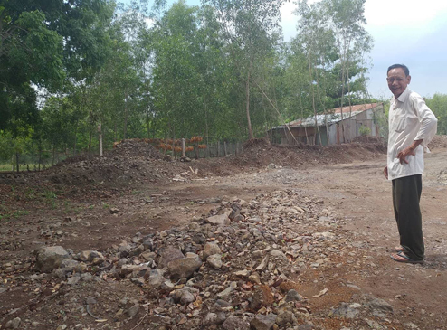 Con đường dẫn vào nhà 8 hộ dân ở khu vực Núi Đất (tổ 1, ấp Phong Phú, xã Long Phước, TP.Bà Rịa) nằm trong diện tích cấp phép khai thác khoáng sản của Công ty CP Khoáng sản Vũng Tàu.