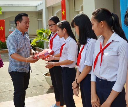 Nhà thiết kế Việt Hùng tặng vải áo dài cho HS lớp 9, Trường THCS Nguyễn Công Trứ (thị trấn Long Hải, huyện Long Điền).