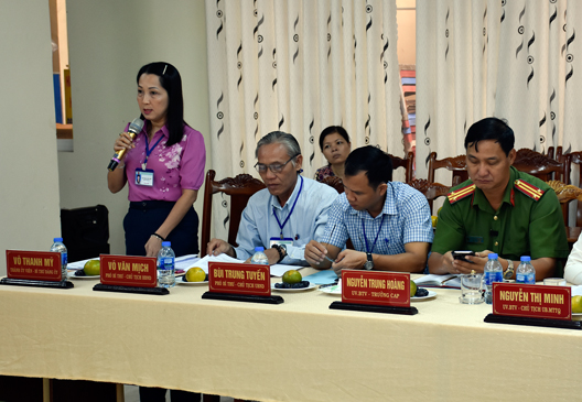 Đồng chí Võ Thanh Mỹ, Bí thư Đảng ủy phường 1 báo cáo về tình hình thực hiện công tác lãnh đạo thực hiện nhiệm vụ 5 tháng đầu năm.