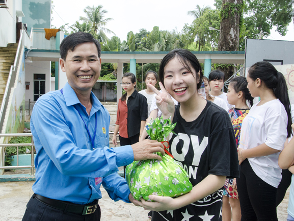 Ông Trần Việt Dũng, Chủ tịch Công đoàn viên chức tỉnh tặng quà cho các em thiếu nhi tham gia Ngày hội.
