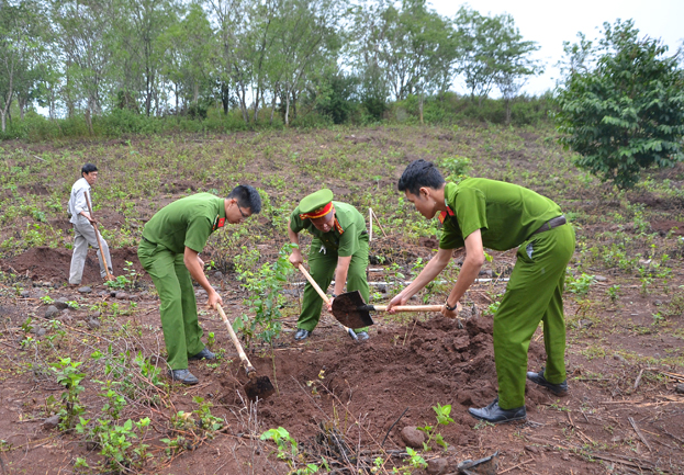 Các cán bộ, chiến sĩ Công an tỉnh tham gia trồng rừng.
