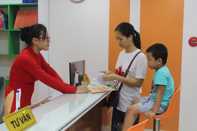 Phụ huynh đăng ký học tiếng Anh cho con tại Trung tâm Anh ngữ ABC4Kids.