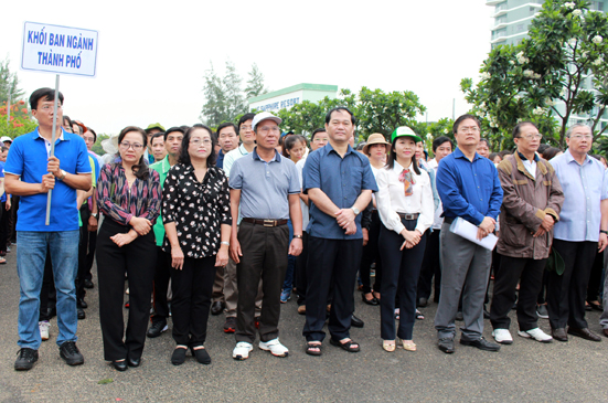 Các đại biểu tham dự lễ mít tinh.