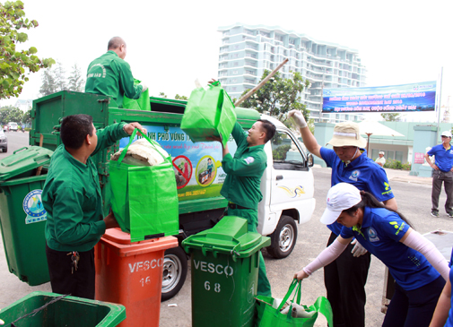 Rác thải được gom để đem đến nơi xử lý.