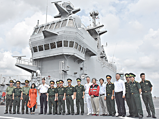 Các thành viên trong Đoàn chụp ảnh cùng chỉ huy tàu Dixmude tại điểm hạ cánh dành cho trực thăng trên boong tàu.