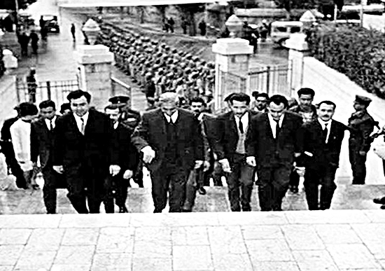 Eli Cohen cùng đoàn tùy tùng của Tổng thống Syria Amin Hafiz.