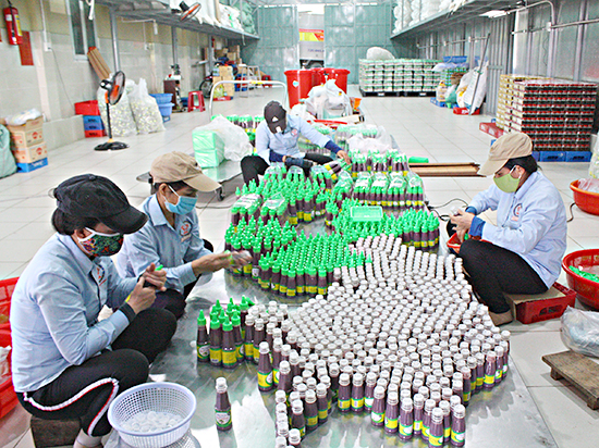 Công nhân cơ sở sản xuất Kim Ngân đóng gói sản phẩm mắm tôm.