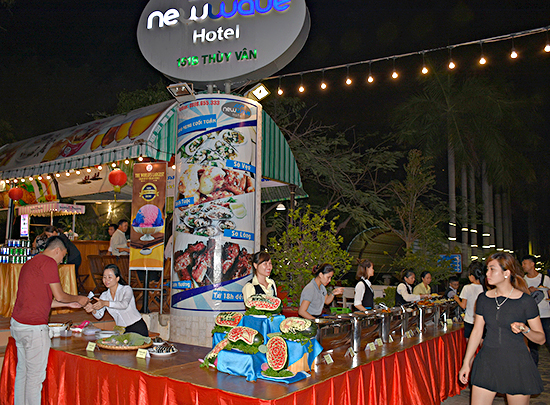 Tiệc buffet hải sản nướng được khách sạn New Wave duy trì tối thứ Bảy hàng tuần ngay mặt tiền khách sạn. 