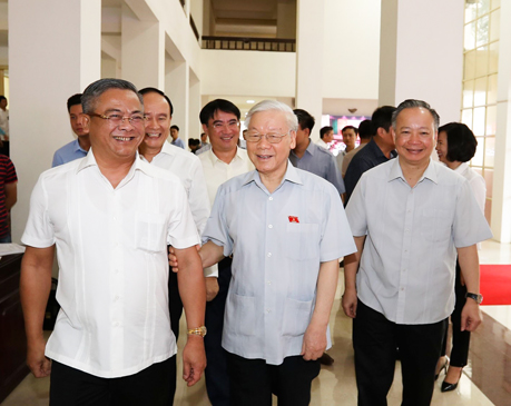 Tổng Bí thư Nguyễn Phú Trọng tiếp xúc cử tri quận Thanh Xuân và Hà Đông (Hà Nội) sáng 17-6. Ảnh: TRÍ DŨNG