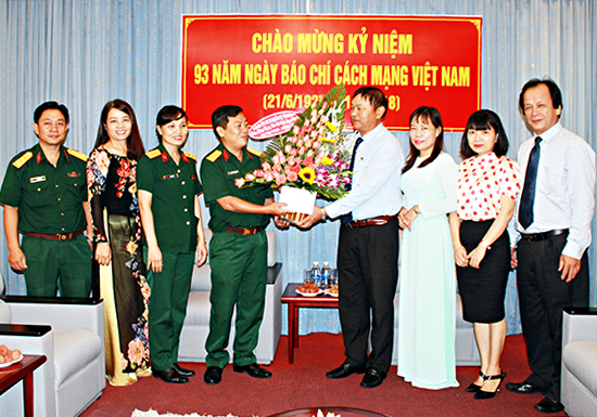 Đoàn cán bộ lãnh đạo Bộ Chỉ huy Quân sự tỉnh tặng lãng hoa chúc mừng Báo Bà Rịa-Vũng Tàu.