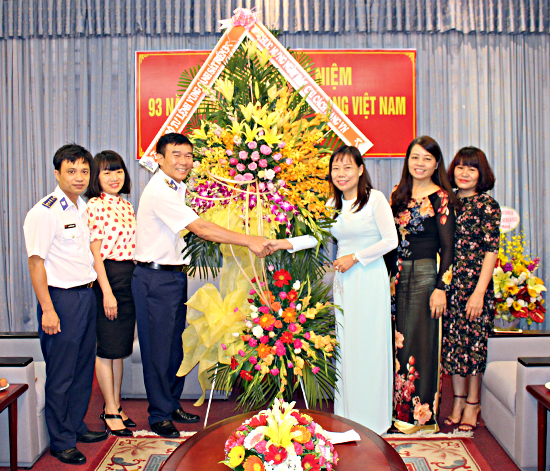Đoàn cán bộ lãnh đạo Bộ Tư lệnh Vùng Cảnh sát biển 3 tặng lẵng hoa chúc mừng Báo Bà Rịa-Vũng Tàu.
