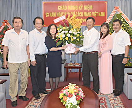 Đại diện Công ty Bảo hiểm nhân thọ Prudential tặng hoa chúc mừng Báo Bà Rịa-Vũng Tàu.