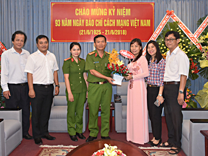 Đại diện Cảnh sát PCCC tỉnh tặng hoa chúc mừng Báo Bà Rịa-Vũng Tàu.