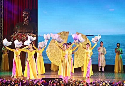 Tiết mục văn nghệ “Bốn ngàn năm rạng rỡ gấm hoa” do Đoàn ca múa nhạc tỉnh thể hiện tại lễ kỷ niệm.