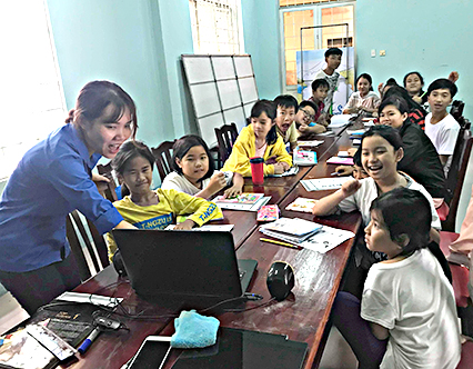 Cô Nguyễn Hoàng Yến Nhi, giáo viên Trường Quốc tế Học viện Anh quốc (cơ sở Bà Rịa) kiểm tra từ vựng HS đầu giờ. 