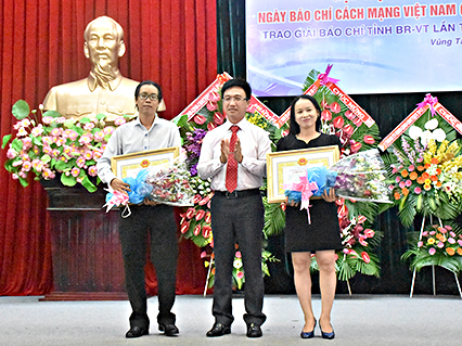 Đồng chí Đặng Minh Thông, Phó Chủ tịch UBND tỉnh trao giải, chúc mừng cho các tác giả, nhóm tác giả đạt C Giải báo chí tỉnh BR-VT lần thứ 26.