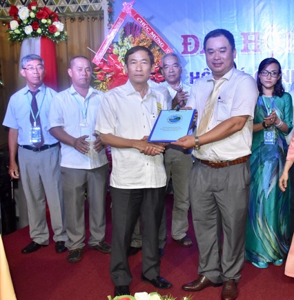 Đồng chí Trương Thanh Phong, Giám đốc Sở Nội vụ trao Quyết định của UBND tỉnh về việc thành lập Hội Đá cảnh-Đá phong thủy tỉnh BR-VT