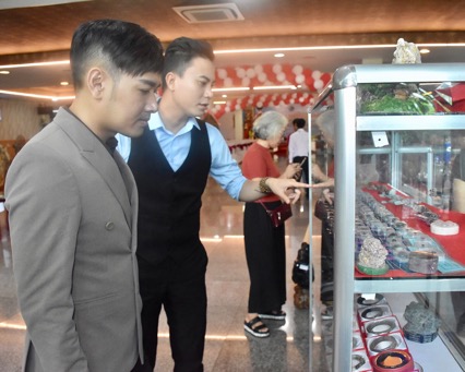 Đại biểu tham quan, tìm hiểu các mặt hàng trang sức từ đá được trưng bày trong khuôn khổ Đại hội.