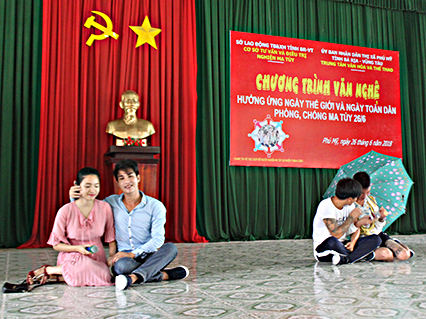 Các học viên Cơ sở Tư vấn và điều trị nghiện ma túy diễn tiểu phẩm “Ngày về”.