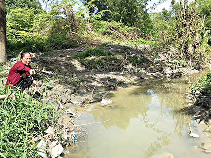 Bà Nguyễn Thị Thơm bên con mương thoát nước tổ 2, khu phố Núi Dinh, phường Kim Dinh (TP. Bà Rịa).